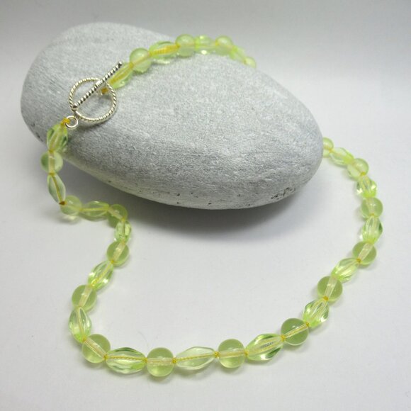 Uranium glass bead necklace - Picture 5 of 7